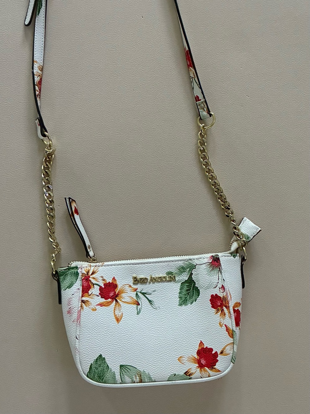 EnzoAngiolini Floral crossbody bag in white peppled finish and gold-tone chain